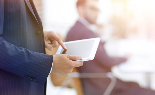 Closeup.Geschäftsmann arbeitet an Tablet-Computer — Stockfoto