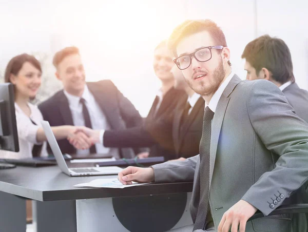 Handdruk businesspartners met de Manager op de voorgrond — Stockfoto