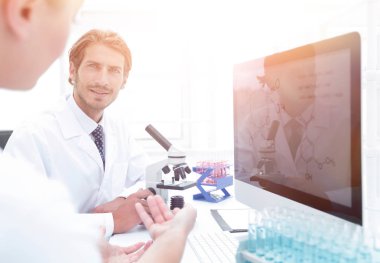 Bir güzel laboratuvar kadın test ve deneyler