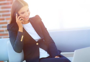 cep telefonu üzerinde konuşurken kadın Yöneticisi