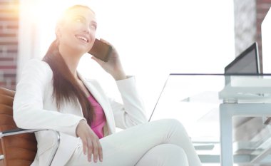 Kadın işçilerin smartphone üzerinde konuşuyor