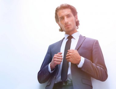 işadamı beyaz duvara yaslanmış