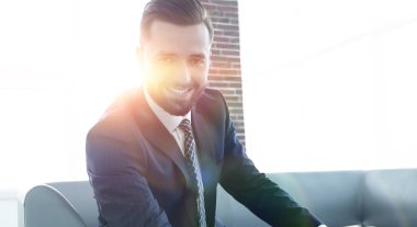 modern insan ofis lobisinde laptop çalışma.