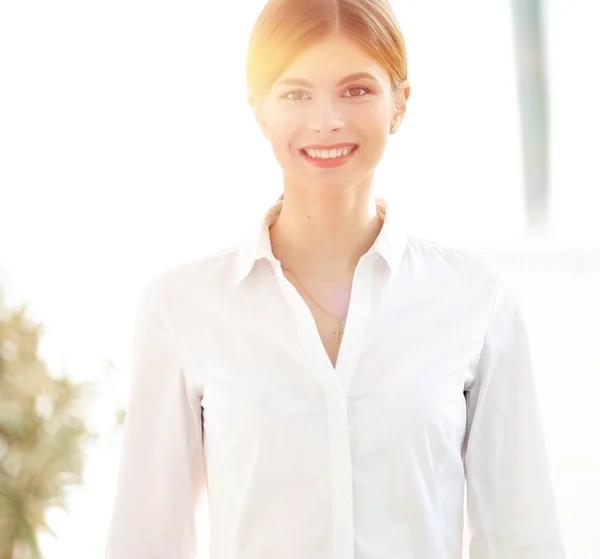 Portret van een jonge vrouw assistent in het kantoor — Stockfoto