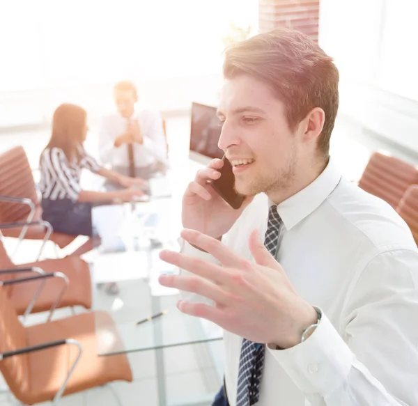 Closeup.Businessman μιλάμε για το smartphone — Φωτογραφία Αρχείου