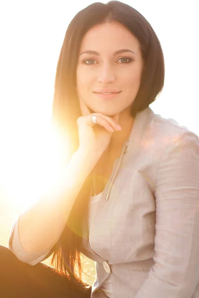 Nahaufnahme. moderne junge Frau auf dem Fußboden sitzend. — Stockfoto