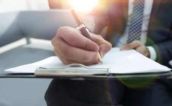 El hombre de negocios firma un contrato. Pluma en la mano . —  Fotos de Stock