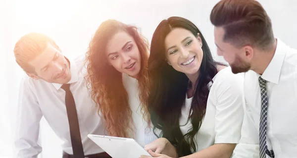 Equipo de negocios closeup.smiling con Tablet PC —  Fotos de Stock