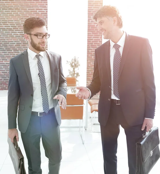 Two company employees discuss business issues — Stock Photo, Image