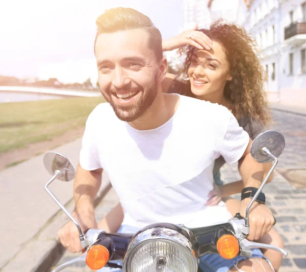 Feliz pareja alegre montando scooter vintage al aire libre . —  Fotos de Stock