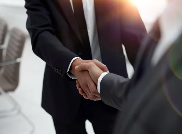 Imagem cortada de empresários apertando as mãos — Fotografia de Stock