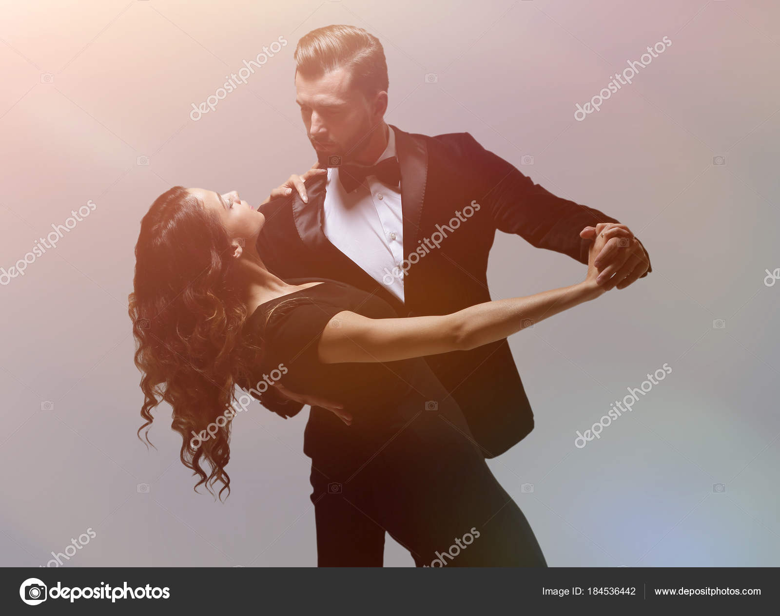 魅力的な若いカップルのスタジオでダンス ストック写真 C Depositedhar