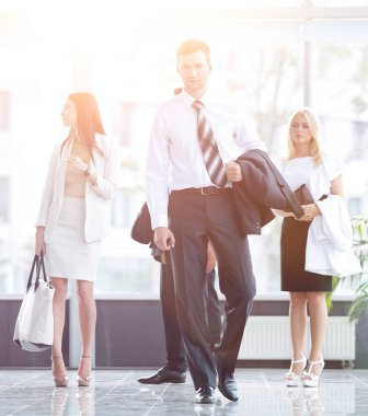 Kendine güvenen işadamı ve modern ofis geniş lobi.