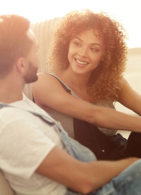 Yeni bir daire içinde kanepede oturan yeni evliler Close-Up