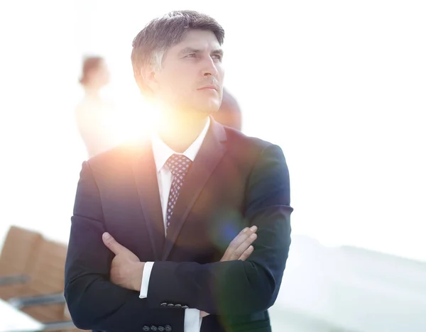Confident businessman stands and looks away. — Stock Photo, Image