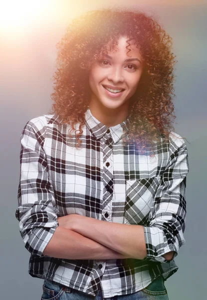 Portret van een aantrekkelijke jonge vrouw in een plaid shirt — Stockfoto