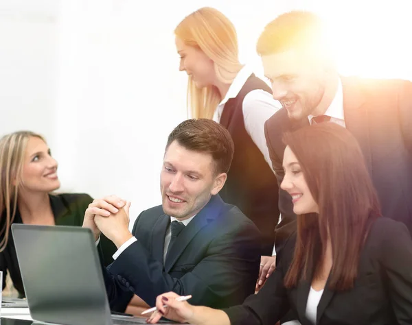 Equipo de negocios discutiendo nueva información, de pie frente a — Foto de Stock