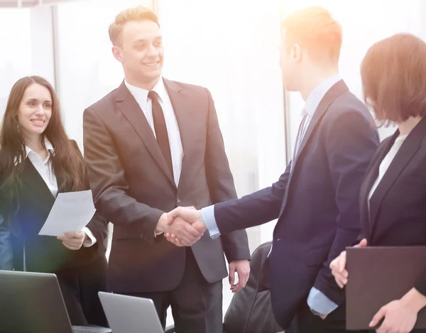 Parceiros de negócios handshake em uma reunião no escritório — Fotografia de Stock