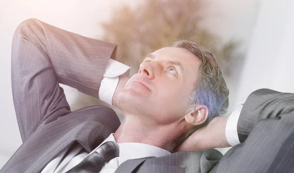Closeup .een succesvolle zakenman relaxarea zitten achter een bureau — Stockfoto