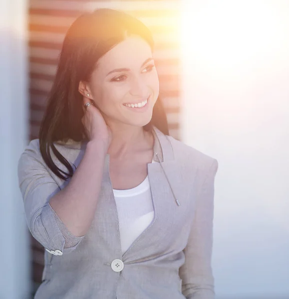 Close-up van een succesvolle moderne jonge vrouw. — Stockfoto