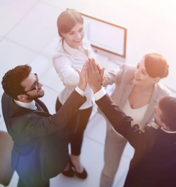 Succesvol business team geven elkaar een high-five, staande — Stockfoto