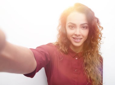 Kendine güvenen kadın sanal bir duvara yaslanmış