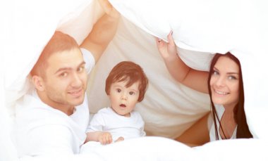 Mutlu genç ailesi ile birlikte eğlenceli olan bir çocuğun