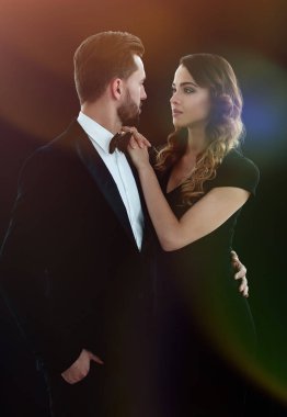 Genç bir adam ve bir kadın birbirlerini arıyor