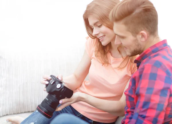 Felice giovane coppia controlla le foto sulle foto della fotocamera — Foto Stock