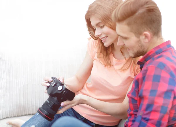 Happy young couple checks photos on photos the camera — Stock Photo, Image