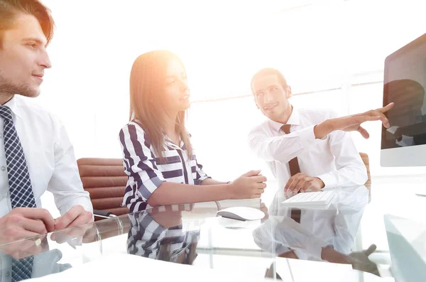 Equipo de negocios discutiendo estadísticas de ventas — Foto de Stock