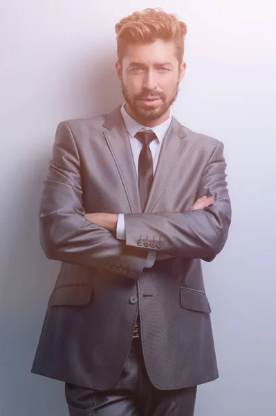 Joven empresario posando con los brazos cruzados . — Foto de Stock