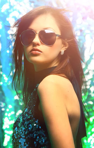 Närbild. snygg ung kvinna i solglasögon — Stockfoto