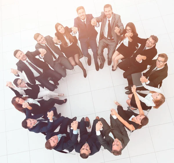 Концепция тимбилдинга. Большая успешная бизнес-команда, сидящая в кругу — стоковое фото