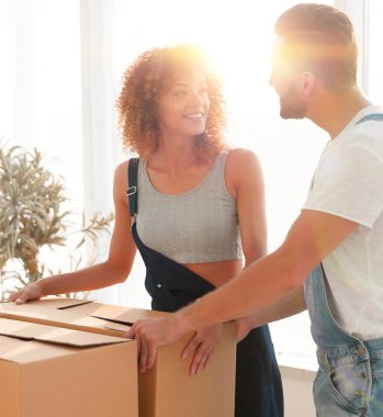 Yeni evliler yeni bir daire kutularına taşımak.