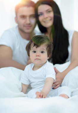 mutlu çift ve yatakta oturmuş oğul