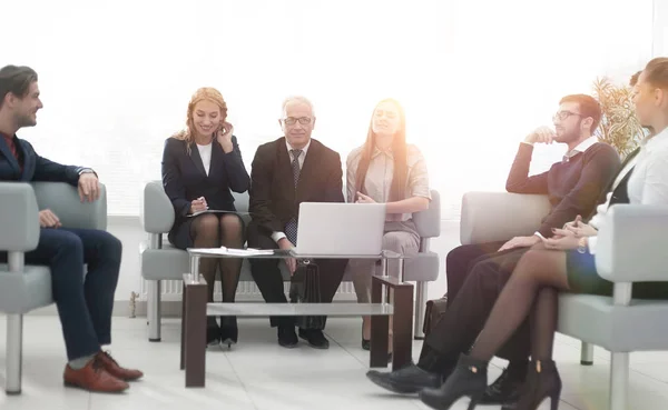 Vezető üzletember és üzleti csapat ül a hallban, a modern iroda. — Stock Fotó