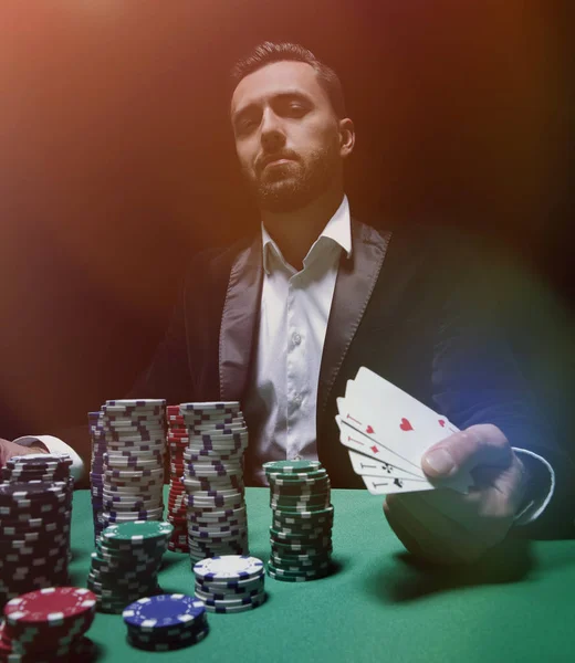 Šťastný hráč pokeru vyhrává a drží pár es — Stock fotografie
