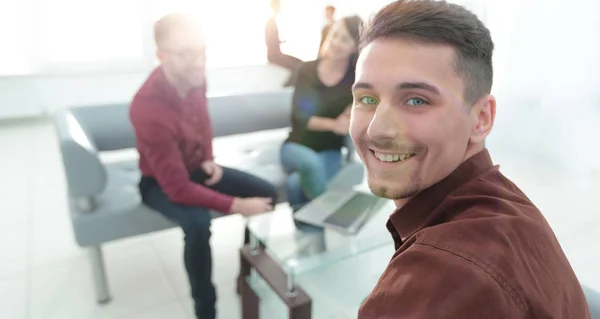 Klienten på bakgrunden av de banker anställda — Stockfoto