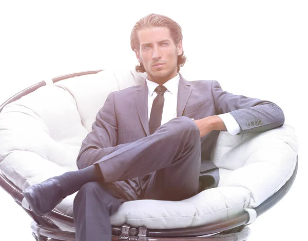 Успешный бизнесмен, сидящий в кресле . — стоковое фото