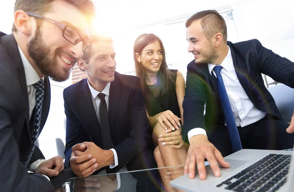 Equipo closeup.business trabajando en el ordenador portátil . — Foto de Stock