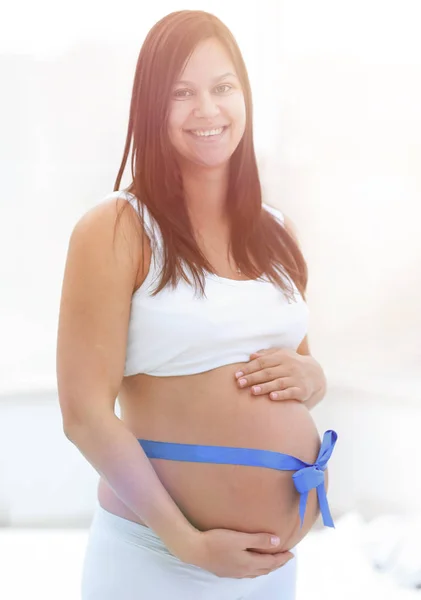 幸せ妊娠中の女性測定彼女のおなかと腰. — ストック写真