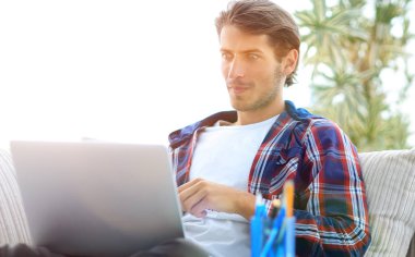 mutlu adam evden dizüstü bilgisayar ile çalışma. freelancing kavramı.