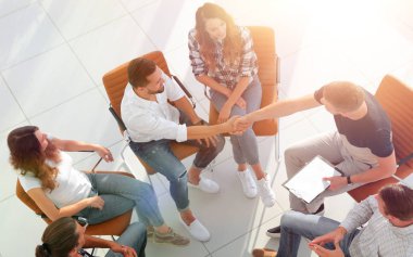 Yukarıdan bak. İş arkadaşlarıyla tokalaşma.