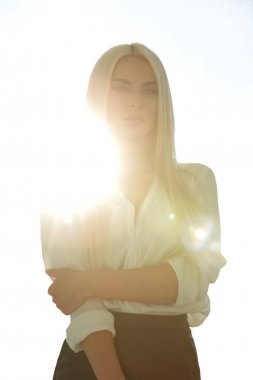 Sorunlar hakkında düşünme genç iş kadını.