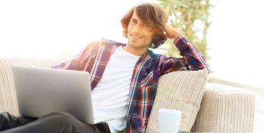 ciddi adam çalışma oturma yakınındaki masaüstüne.