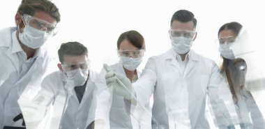 bilim adamları test tüpleri ve laboratuar mikroskobu ile çalışma