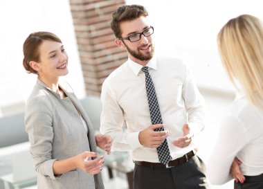 Ofiste konuşmak Yöneticisi ve iş takım.