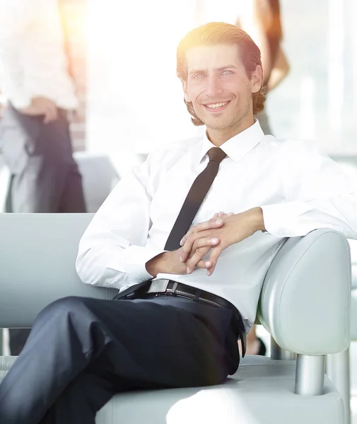Усміхнений бізнесмен сидить у офісному кріслі — стокове фото