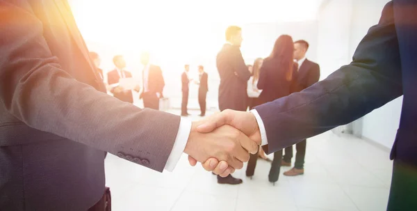 Closeup of handshake of business partners on the background of b — Stock Photo, Image